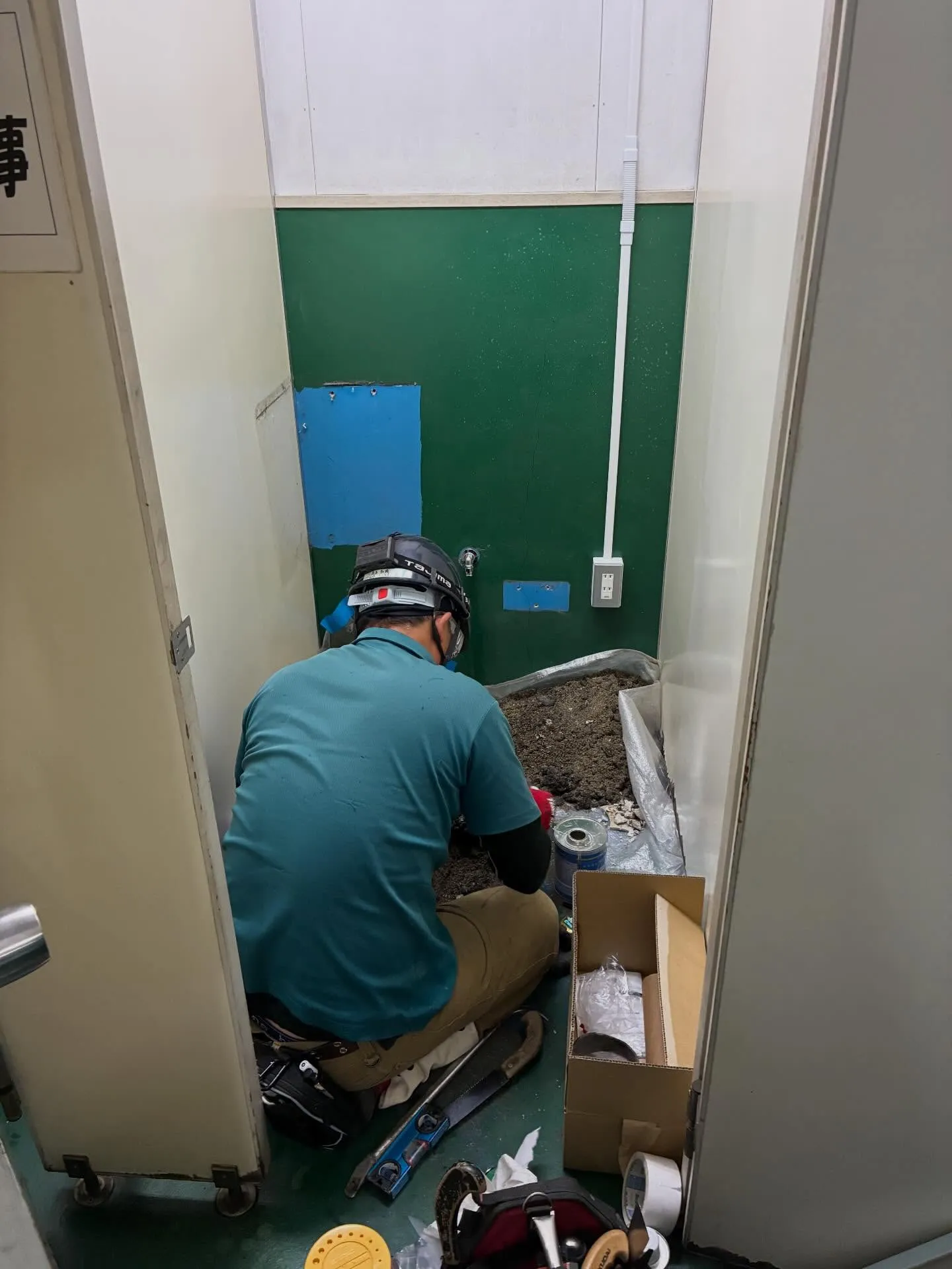 某工場内の和式トイレから洋式トイレ🚽の交換工事してきました‼...