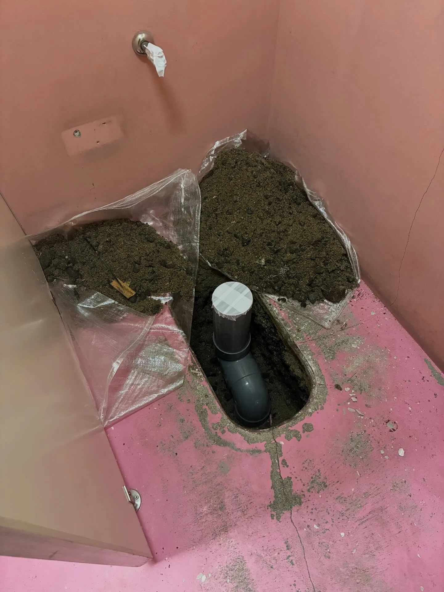 某工場内の和式トイレから洋式トイレ🚽の交換工事してきました‼...