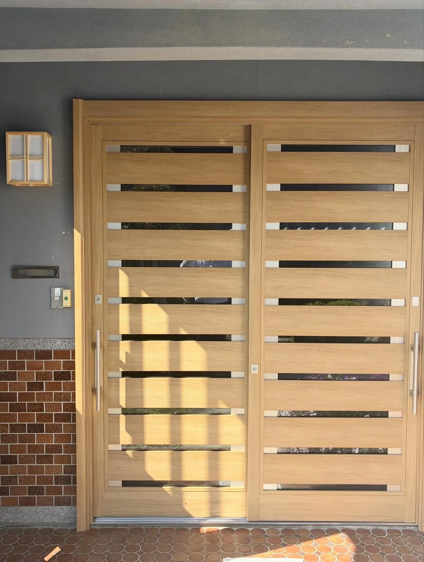 以前玄関ドアカバー工法で入替させて頂きましたお宅の照明器具💡...