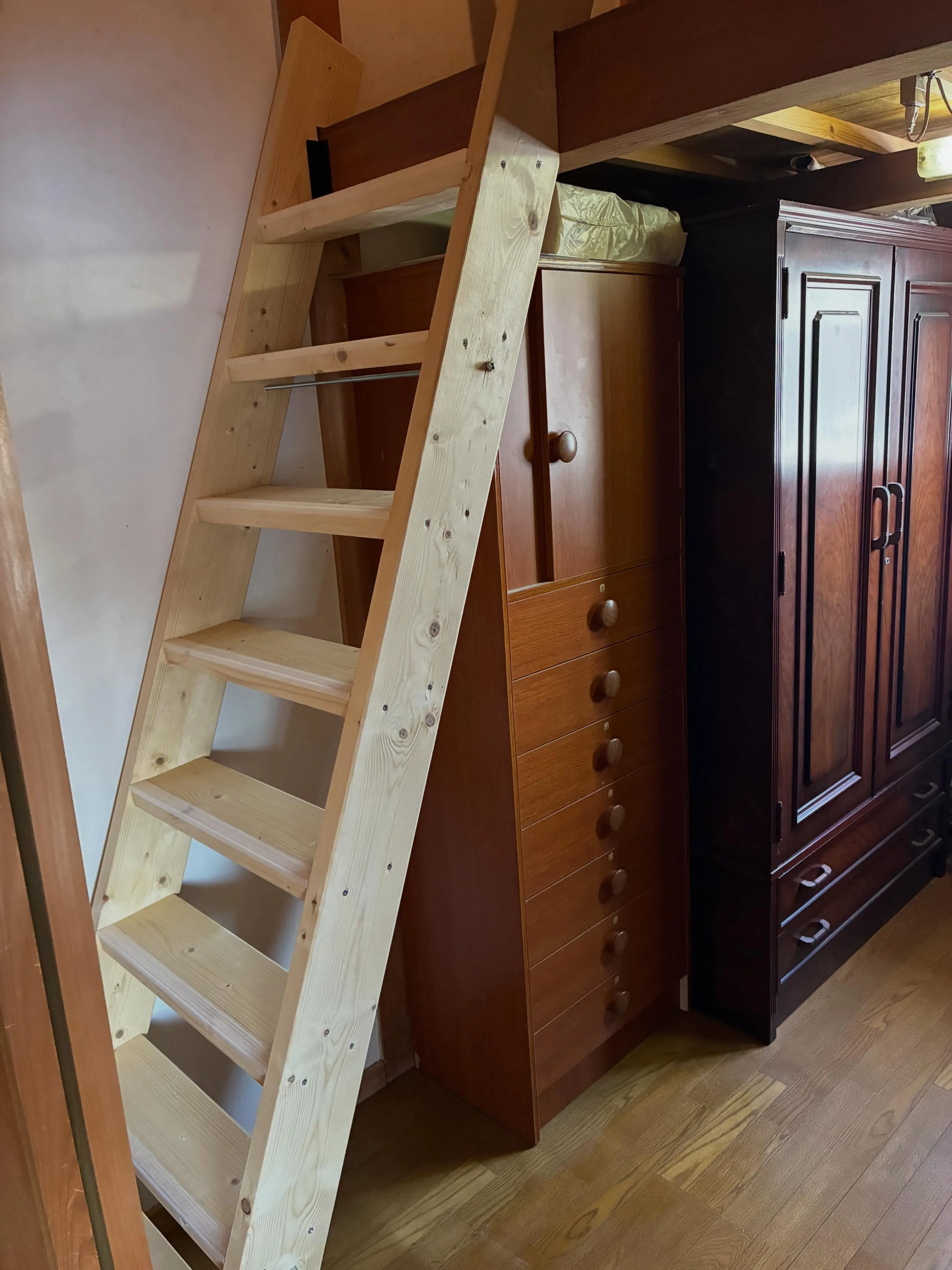 A様邸小屋裏収納ハシゴ工事