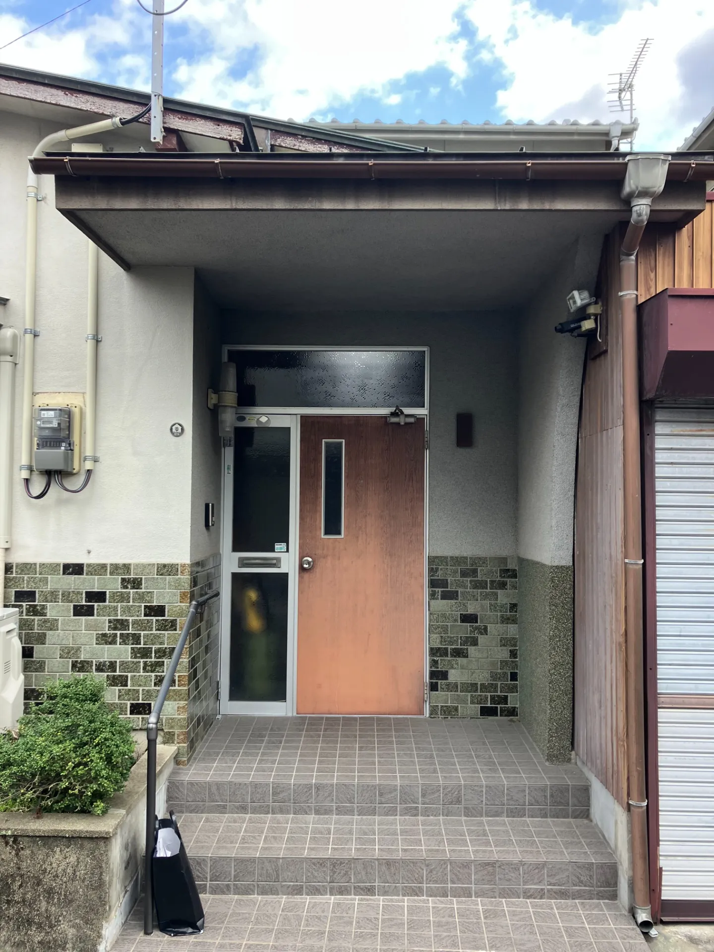 揖保郡太子町　玄関ドア、シャッター交換