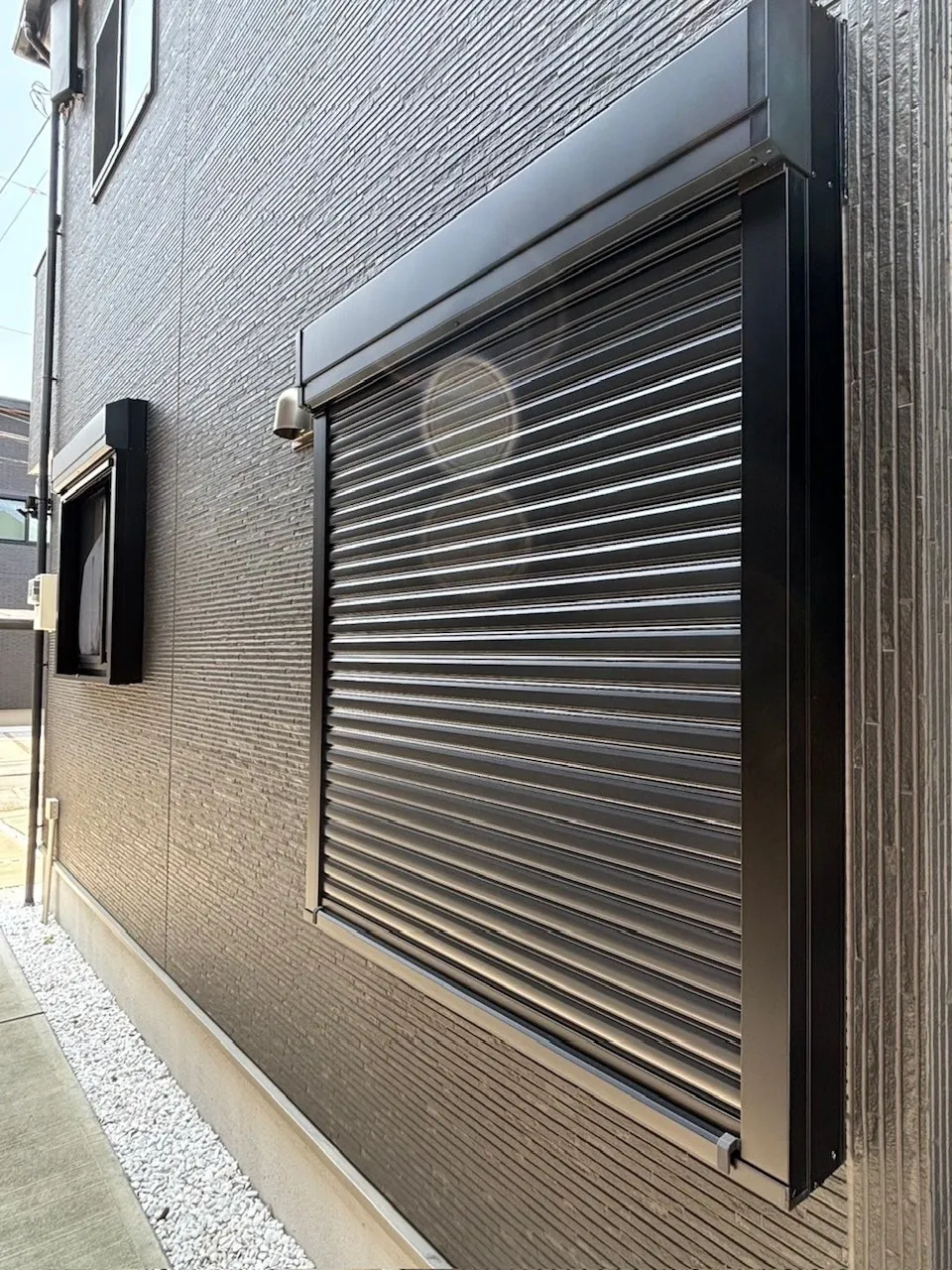 姫路市広畑区　後付けシャッター、面格子取付け